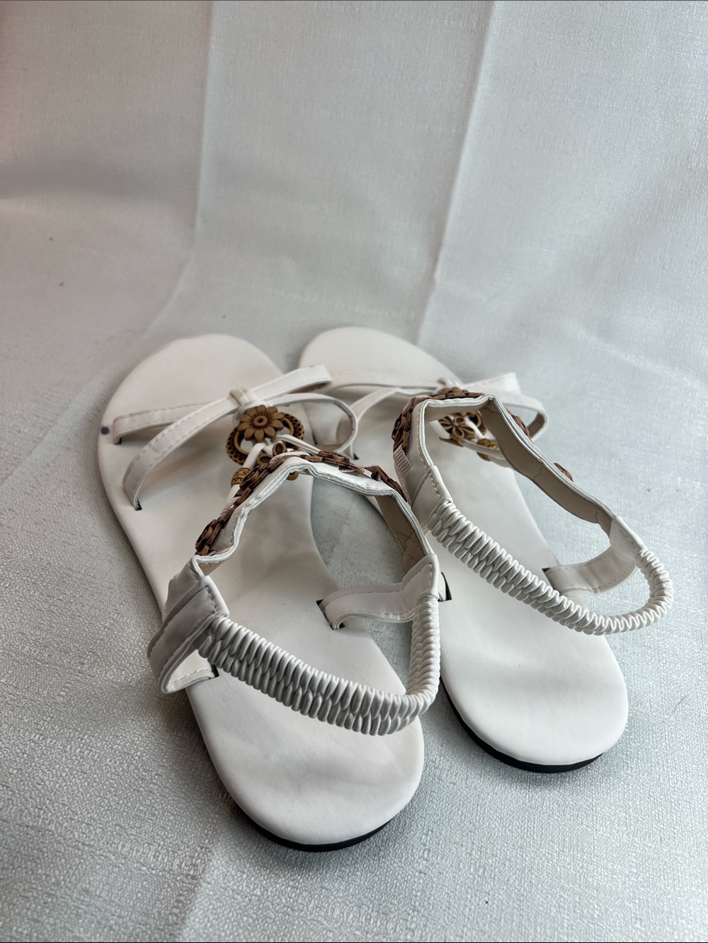 White sandals with elastic ankle band and ornate flowers as decor - Picture 2 of 5